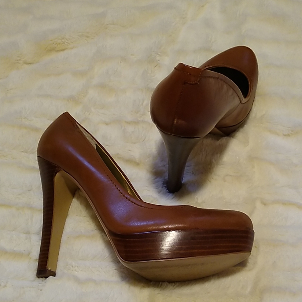 Gorgeous Guess Leather Heels - Picture 2 of 4
